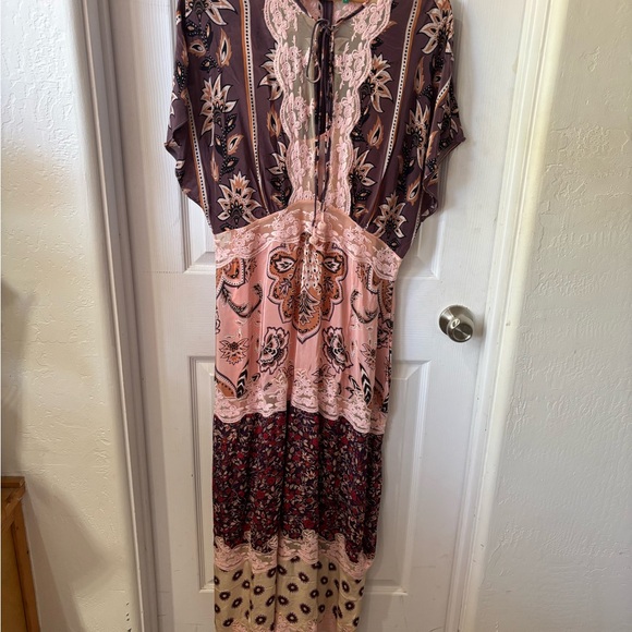 Farm Rio Glam Tapestry Laces Short-Sleeve Maxi Dress - Picture 13 of 16